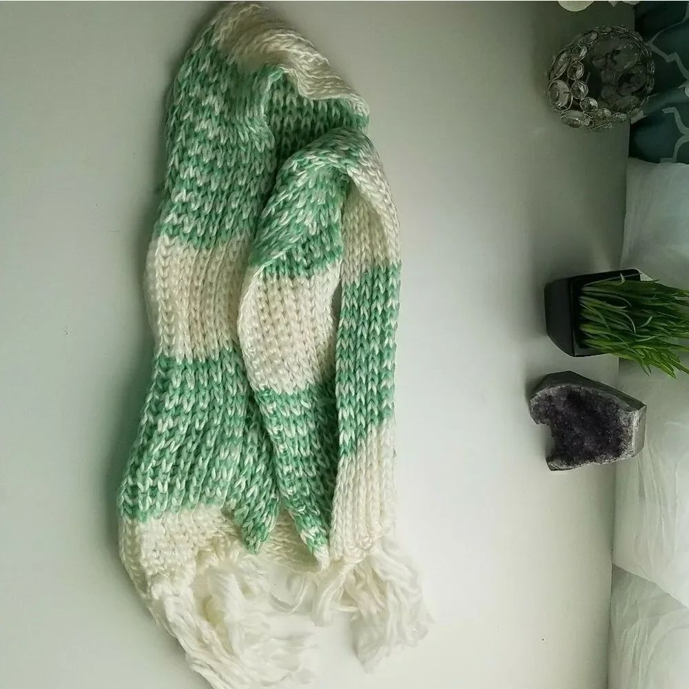 Thick knit cozy soft warm green white scarf